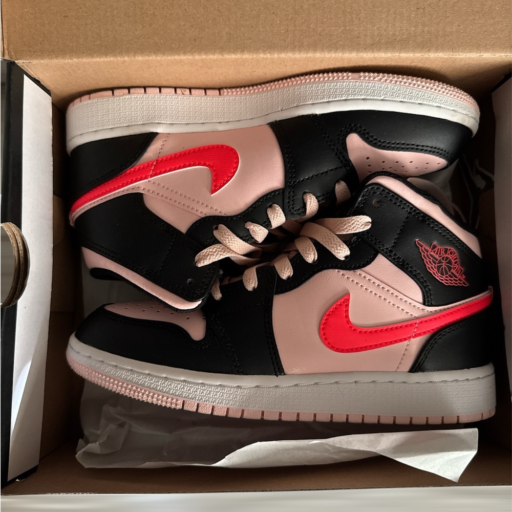 Air Jordan 1 mid (SE) Black and Pink shoes with box